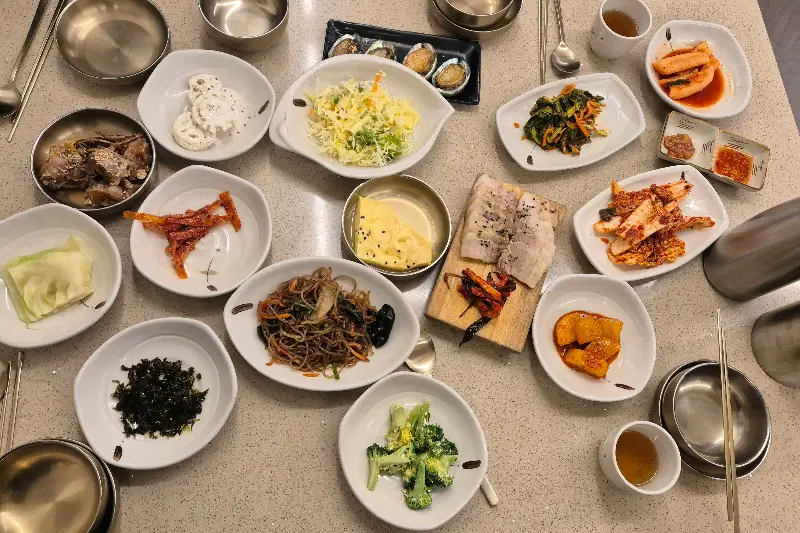 전체적으로 깔끔한 상차림