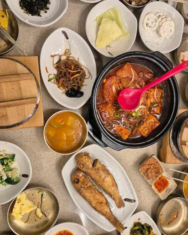 솥밥과 함께 제공되는 따뜻한 숭늉