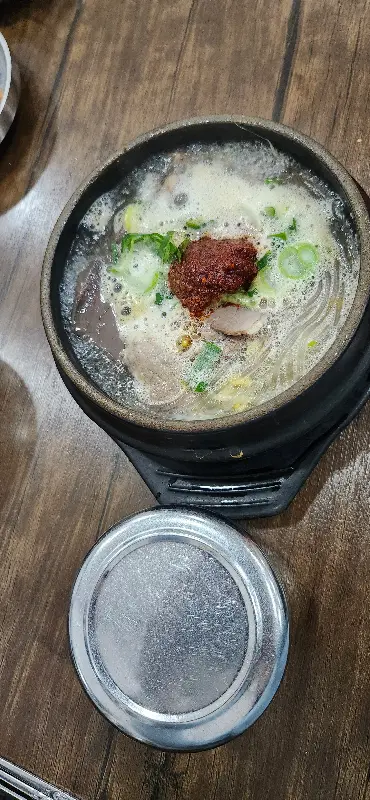 뚝배기에 담겨 나오는 해장국