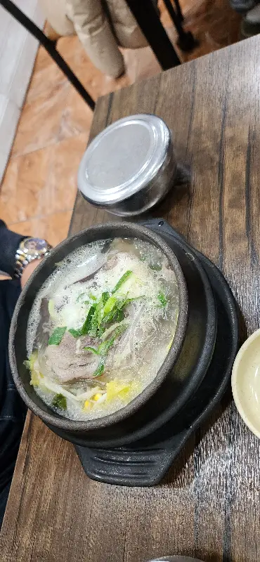 테이블 위에 놓인 뚝배기