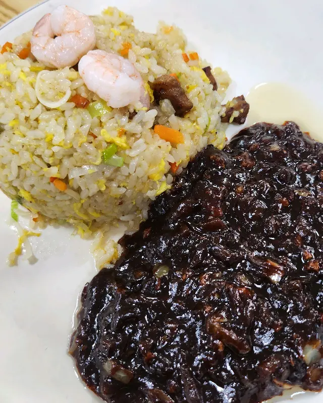 짜장 소스와 볶음밥