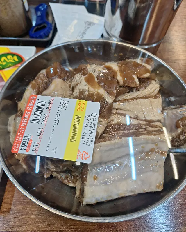 테이블 가득 차려진 밑반찬과 고기