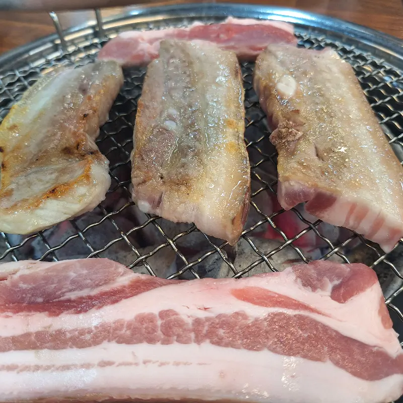 숯불 위에서 익어가는 흑돼지 오겹살