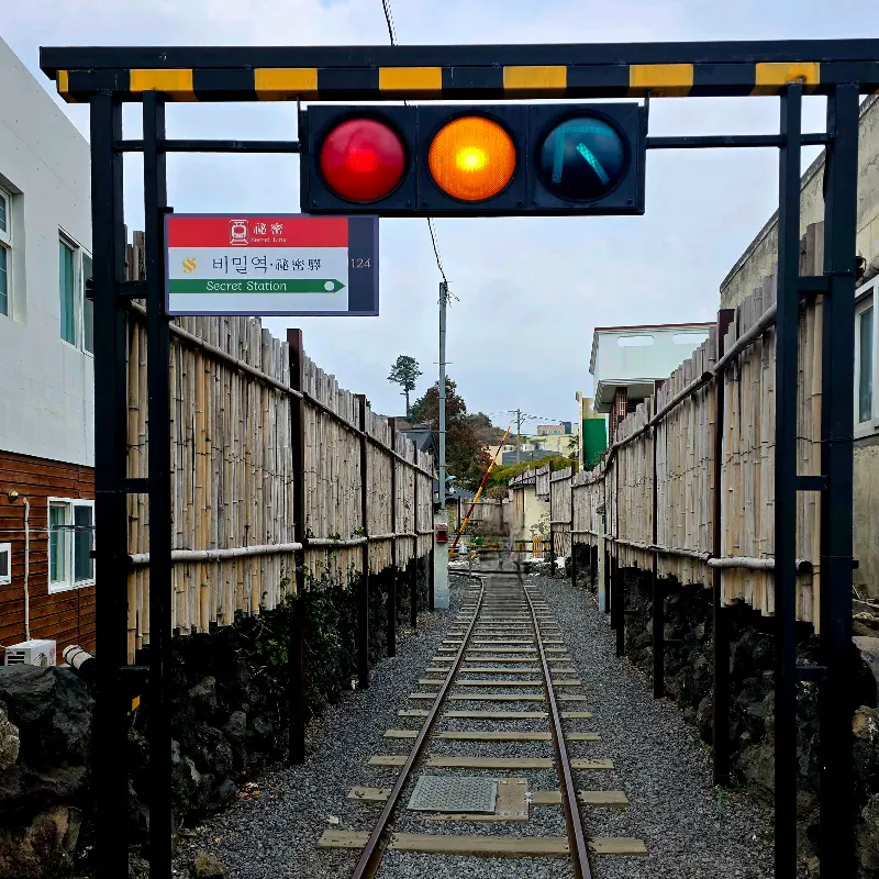 기차 내부 좌석처럼 꾸며진 공간