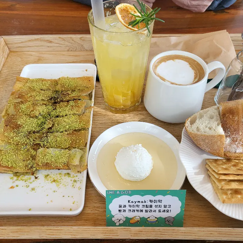 정갈하게 담겨 나오는 디저트