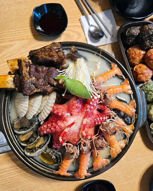 해산물과 소갈비가 푸짐하게 들어간 전골