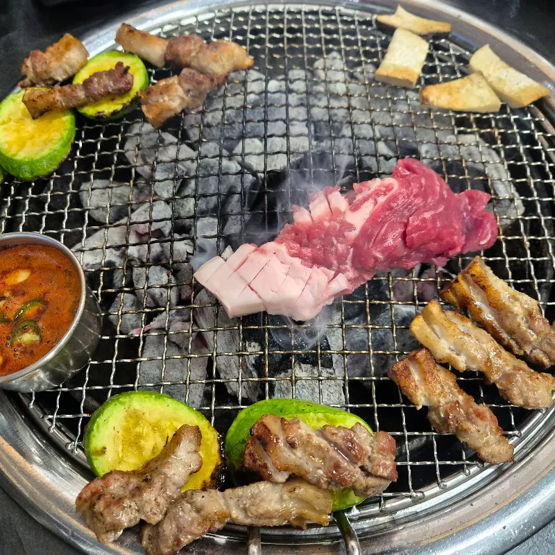 매콤달콤한 양념이 돋보이는 흑돼지 두루치기