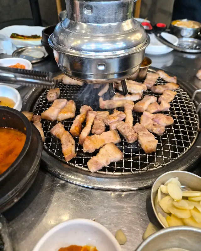 숯불 위에서 익어가는 흑돼지