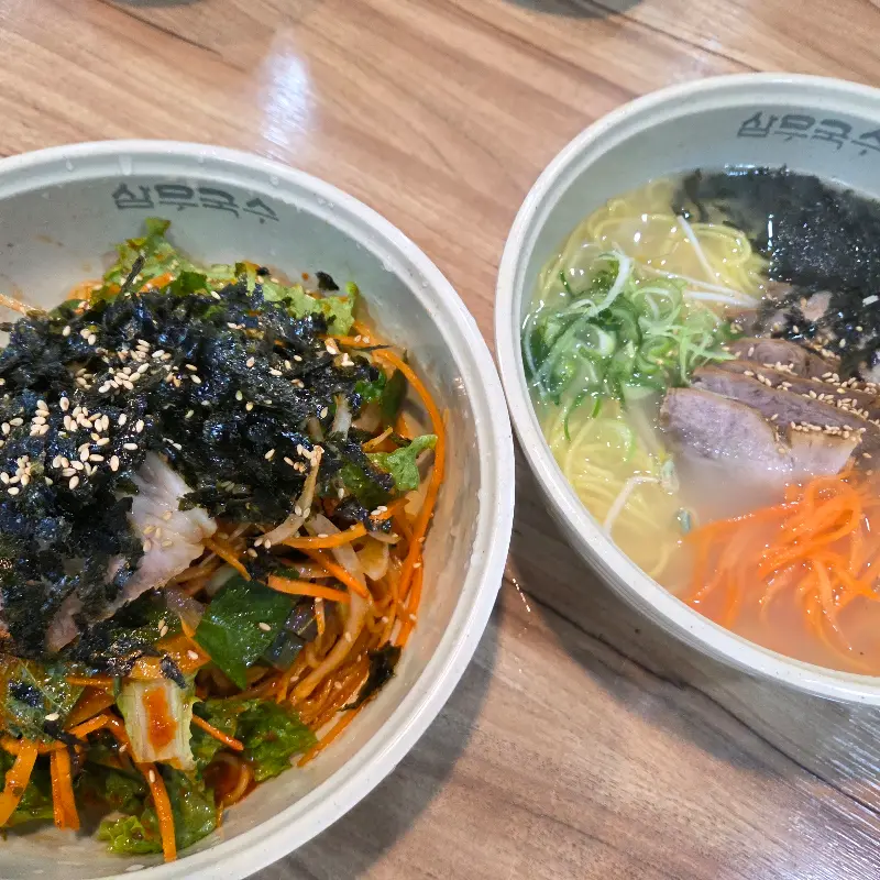 고기국수와 비빔국수의 조화