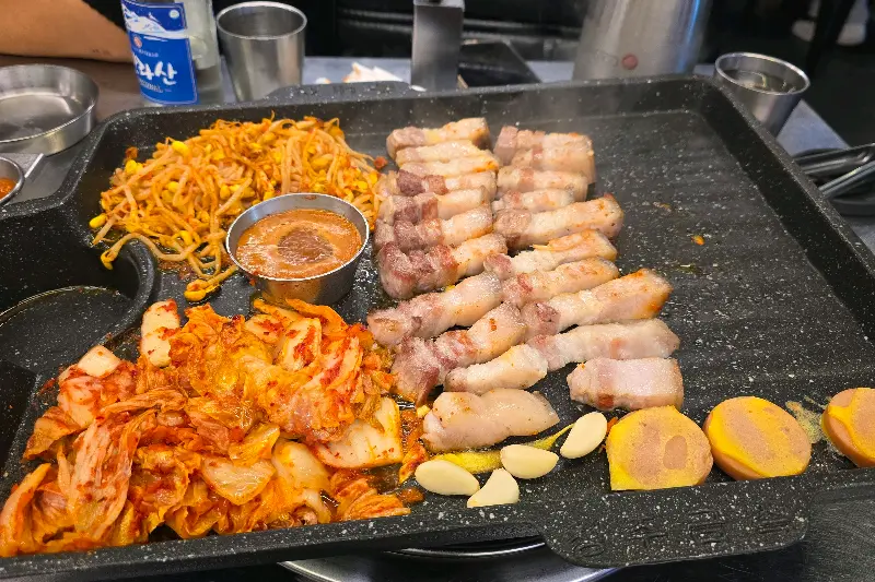 흑돼지 오겹살과 김치, 콩나물, 마늘의 조화