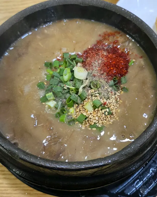 고춧가루와 파, 깨가 듬뿍 올려진 고사리 해장국의 모습