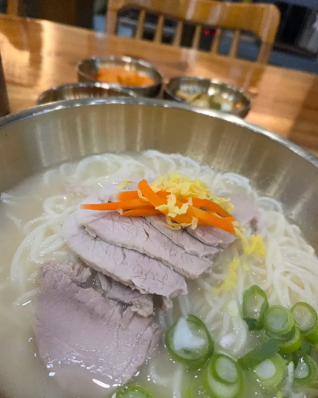 고기 고명이 듬뿍 올라간 먹돌의 고기국수