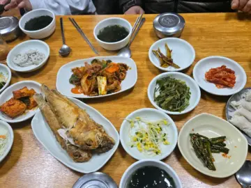 제주 맛, 옥돔 한 마리에 담긴 추억… 큰일집에서 만난 푸짐한 정식의 향연