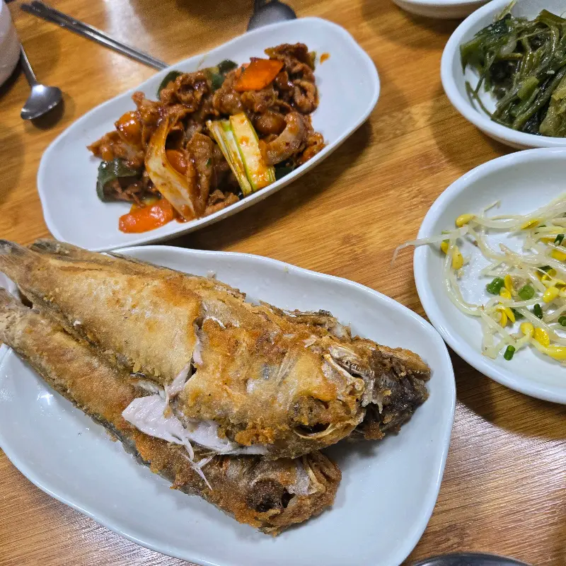 윤기가 흐르는 옥돔구이와 제육볶음