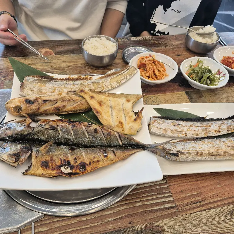 노릇노릇 구워진 모듬 생선구이