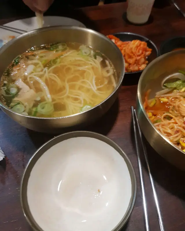 고기국수와 김치가 담긴 놋그릇