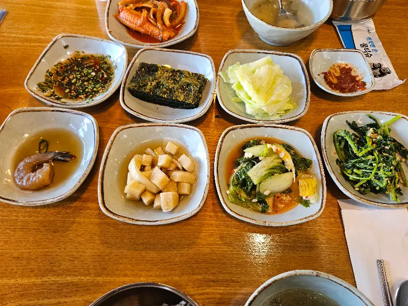 정갈하고 다채로운 밑반찬 라인업