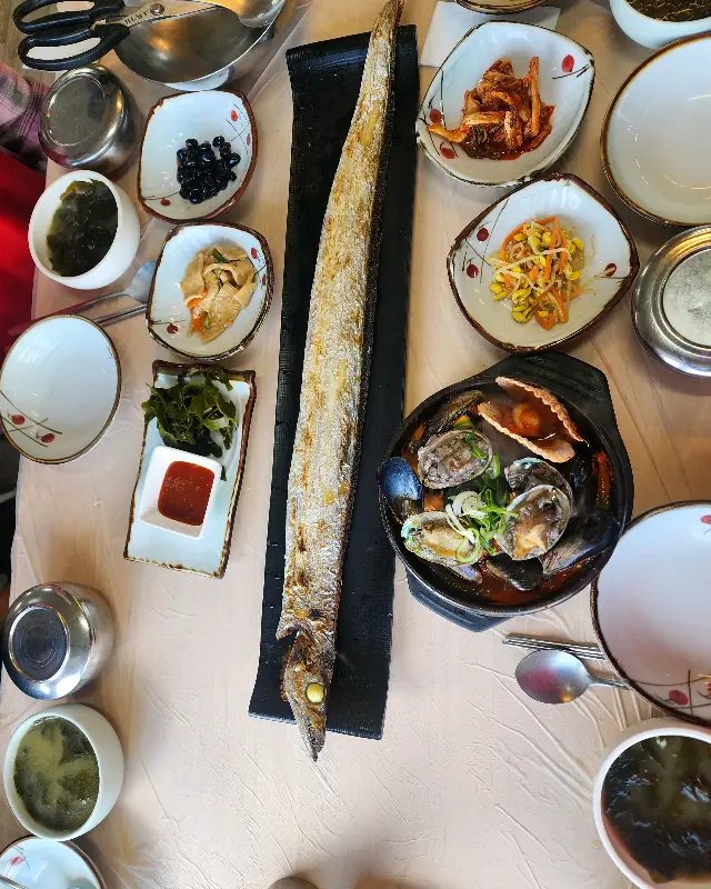 한 상 가득 차려진 음식들