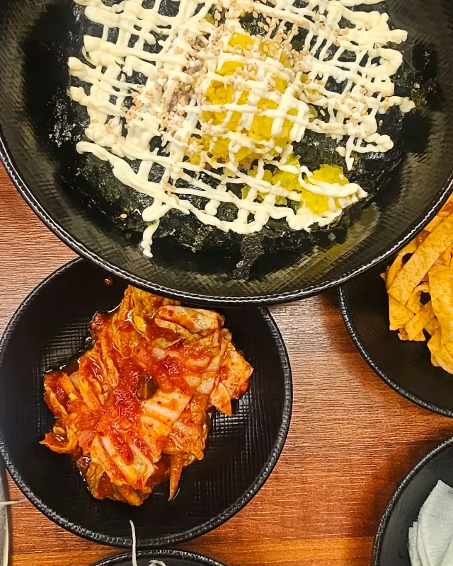 참치 주먹밥과 김치의 조화