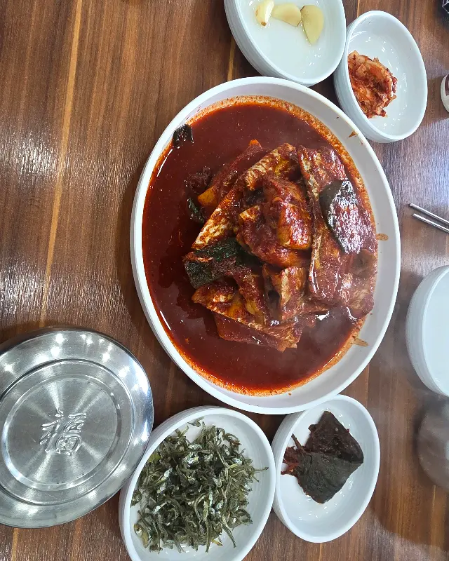 한 상 가득 차려진 갈치조림 정식