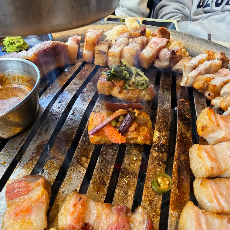 불판 가득 올려진 고기