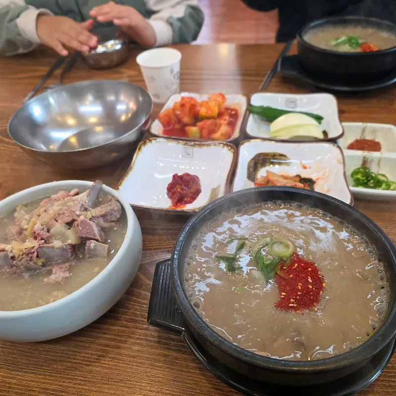 고사리 해장국과 몸국, 그리고 다양한 밑반찬들