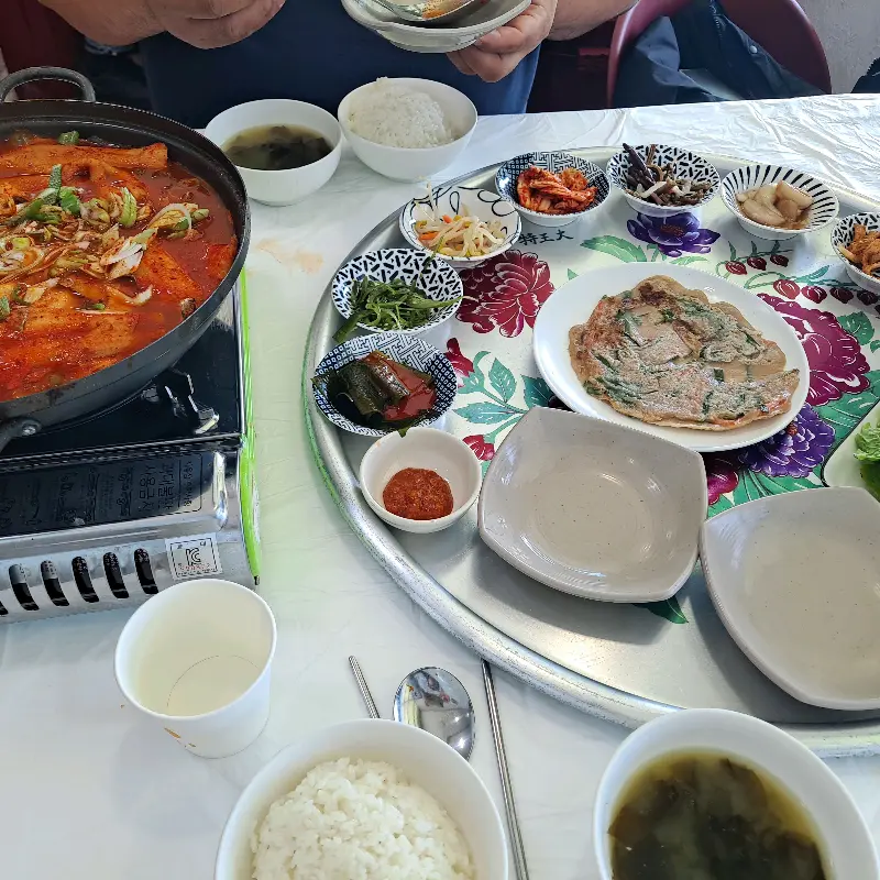 푸짐한 한 상 차림 전체샷