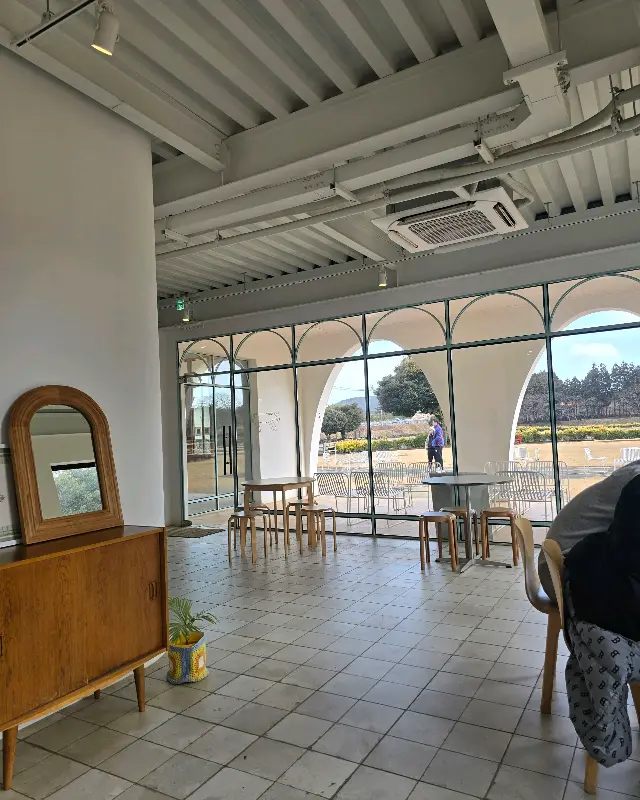 넓고 쾌적한 카페 내부