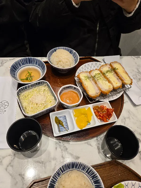 한상 가득 차려진 히레카츠와 치즈 돈카츠 정식