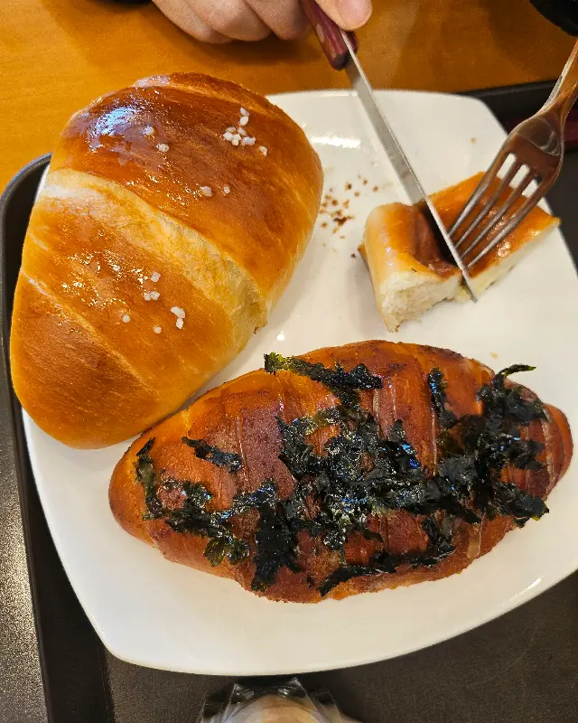 소금빵을 자르는 모습