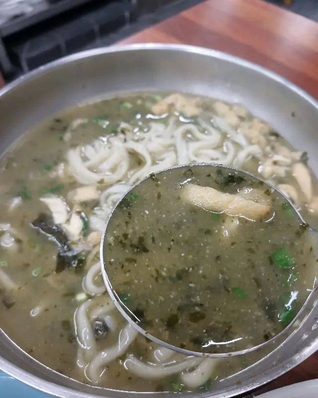 숟가락 위에 올려진 칼국수