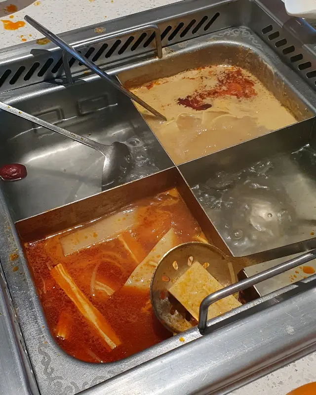 다양한 육수가 담긴 훠궈 냄비