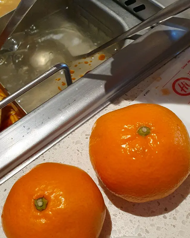 테이블 위에 놓인 귤