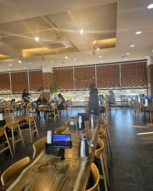 넓고 깔끔한 식당 내부