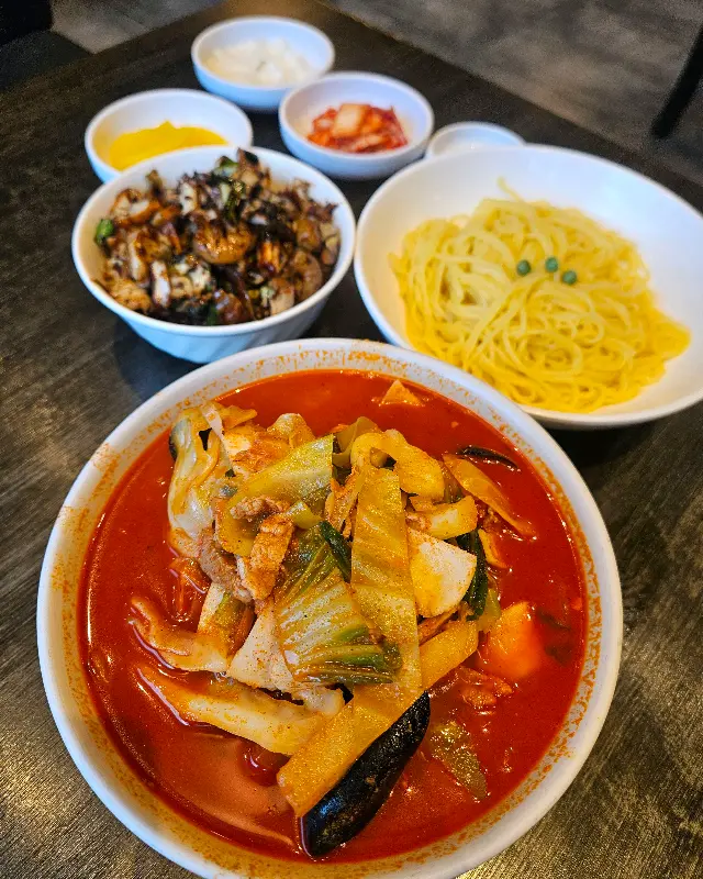 테이블 위에 놓인 짜장면, 짬뽕, 깐풍기