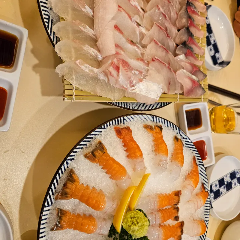 고등어회와 딱새우회 한상차림