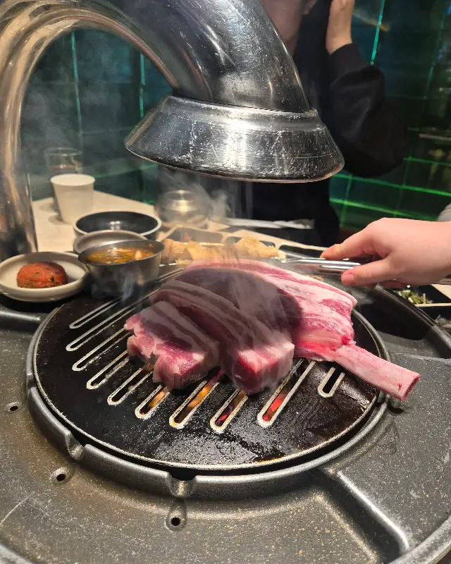 숯불 위에서 구워지는 뼈등심