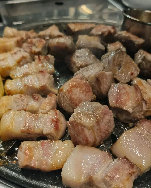 육즙 가득한 흑돼지 근접샷