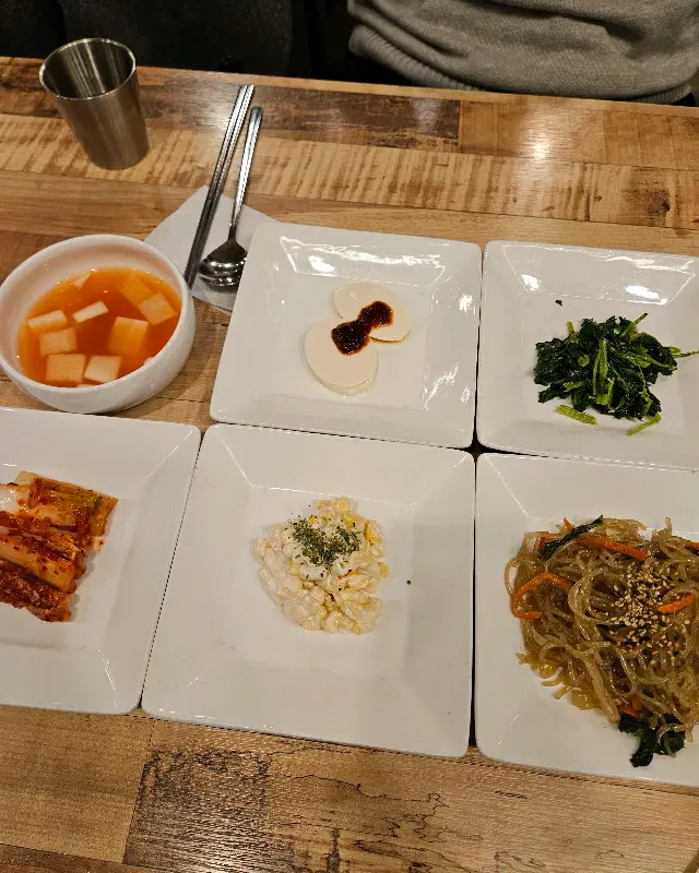 정갈하게 담겨 나온 밑반찬들