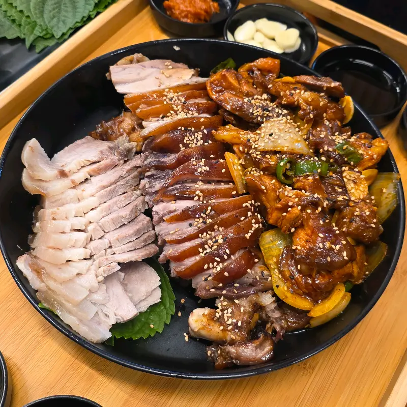 족발, 불족발, 쭈꾸미가 한 접시에 담겨 나오는 푸짐한 세트 메뉴