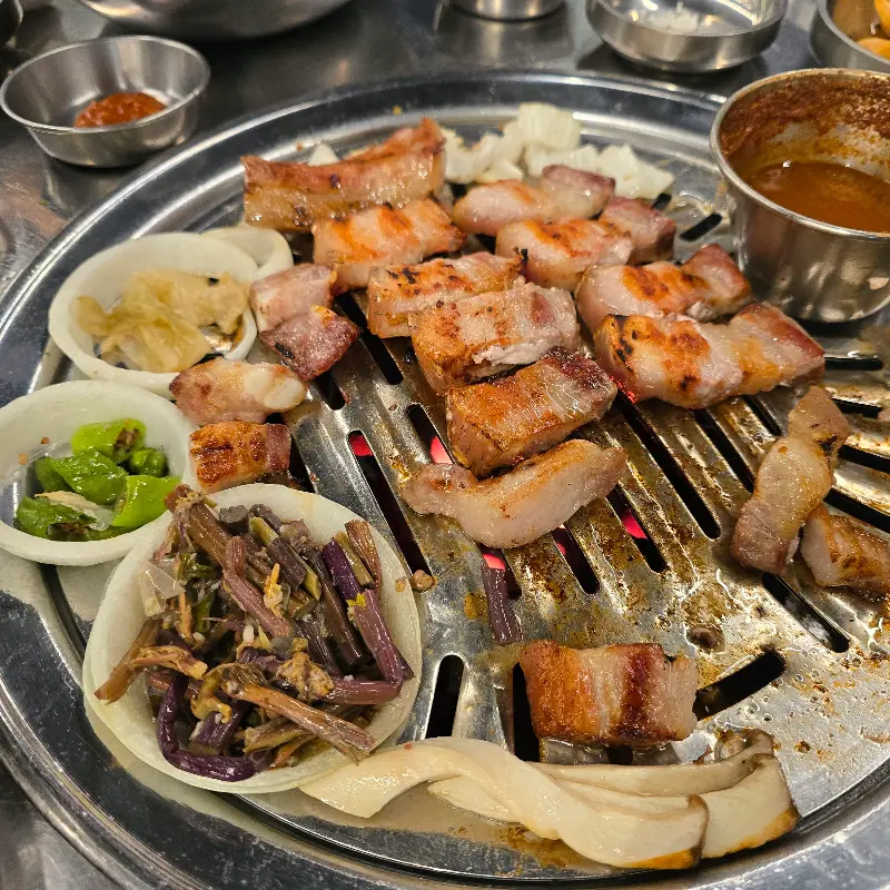김치찌개에 숟가락을 넣어 올리는 모습