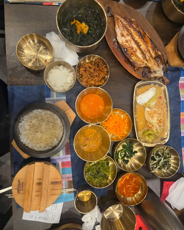 간장게장과 다채로운 반찬들