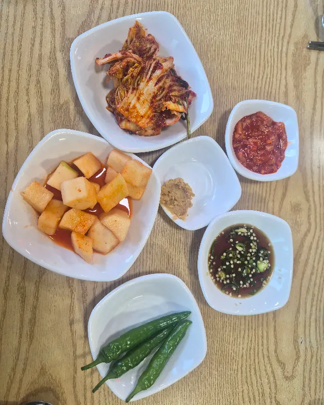 정갈하게 담겨 나온 밑반찬