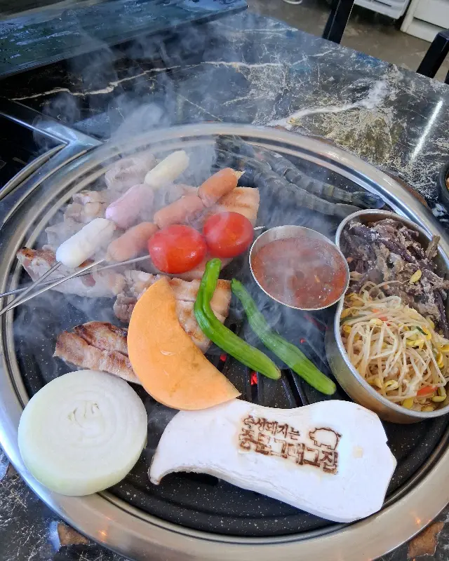 불판 가득 채운 흑돼지, 새우, 버섯