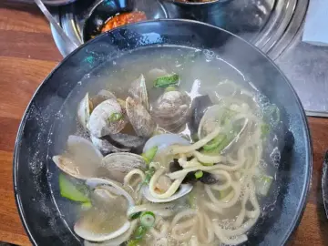 동백꽃 향기 머금은, 서귀포 탐라칼국수에서 맛보는 인생 돈까스