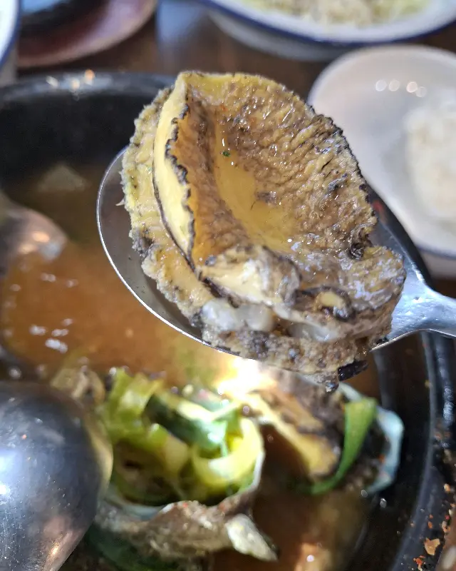 시원하고 칼칼한 전복뚝배기