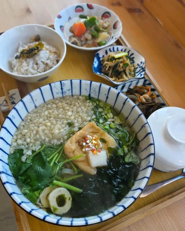 다채로운 반찬 구성