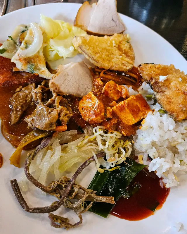 한 상 가득 차려진 뷔페 음식