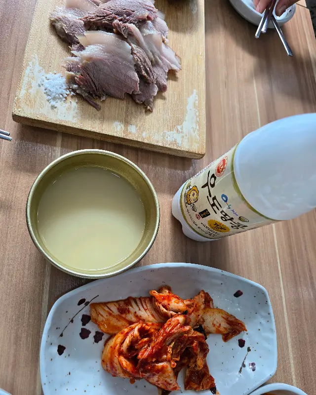 윤기가 흐르는 흑돼지 수육