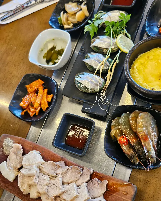 푸짐한 밑반찬 구성